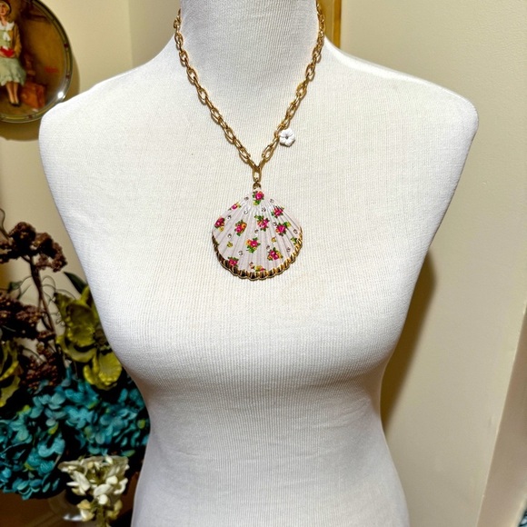 Betsey Johnson Shell Yeah Short Pendant Necklace New